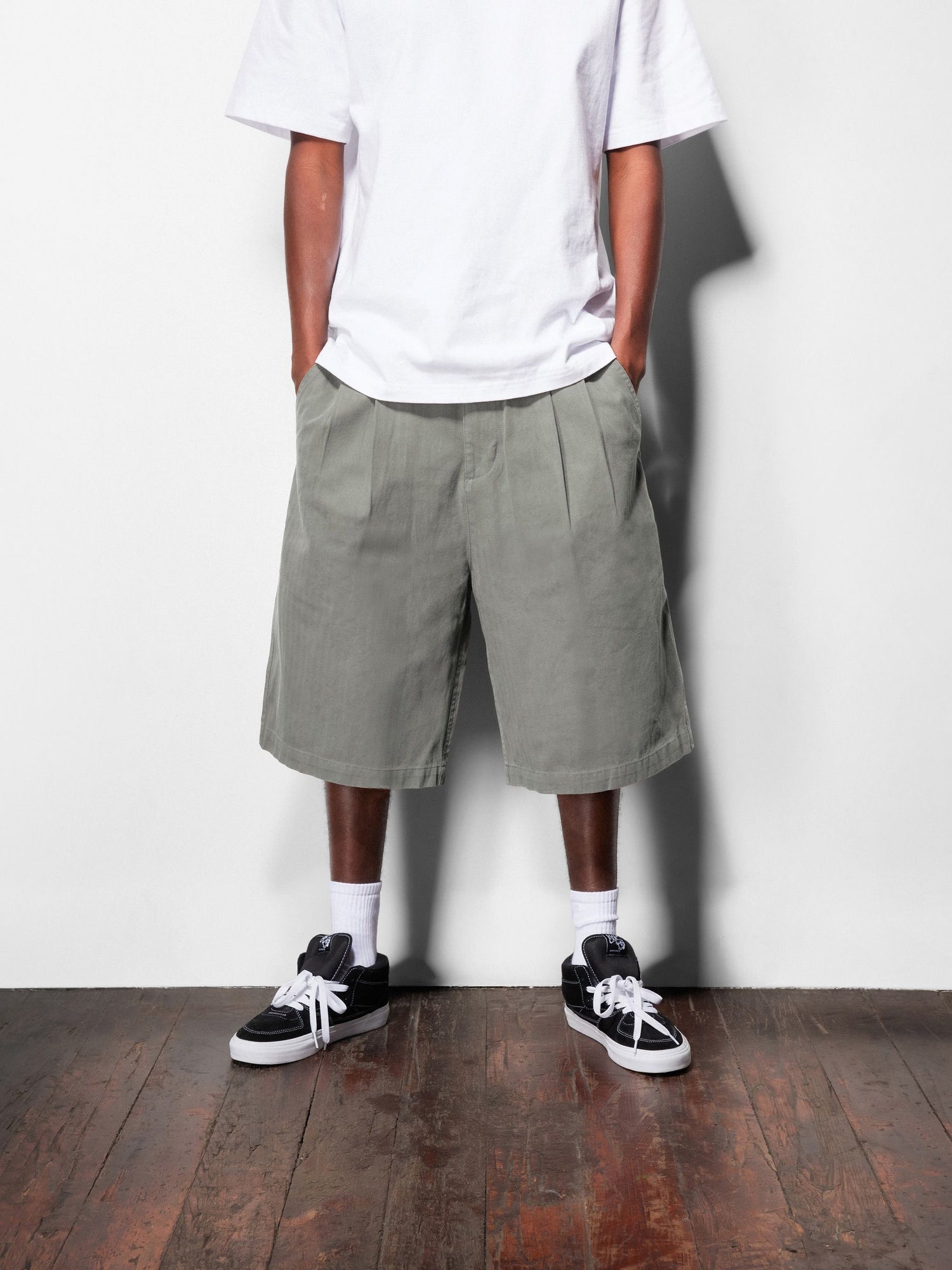 Pleated Shorts, Washed Black